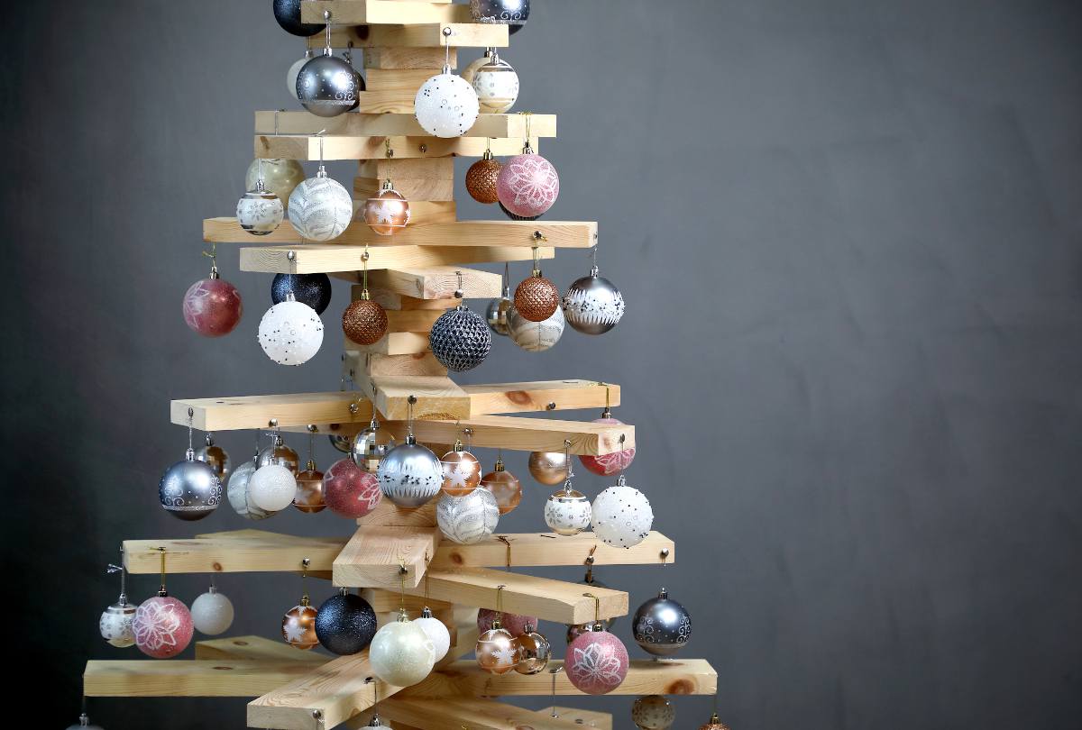 Fabriquer un sapin de Noël en bois (branches, palette, déco)